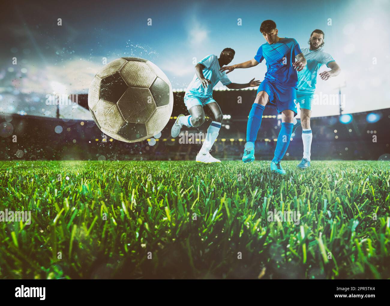 In der Nähe eines Fußball-action Szene mit konkurrierenden Fußball-Spieler im Stadion Stockfoto