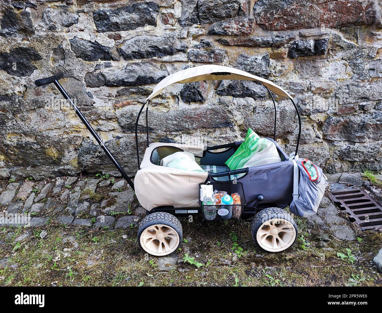 Kinderwagen mit Spielzeug und Babyzubehör Stockfoto