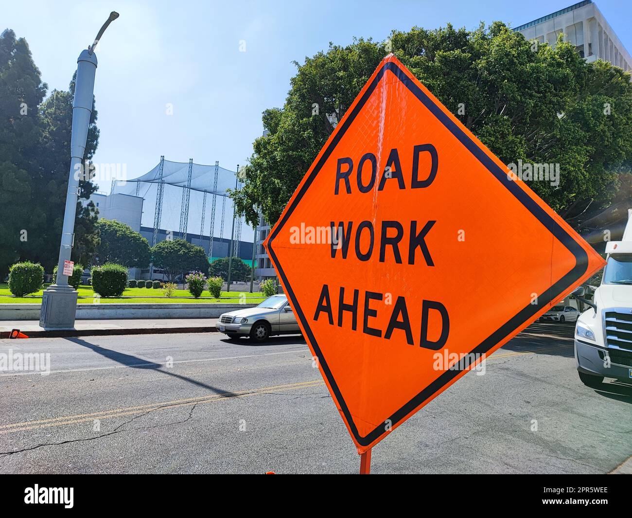 Straßenbauschild vor einer Straße Stockfoto