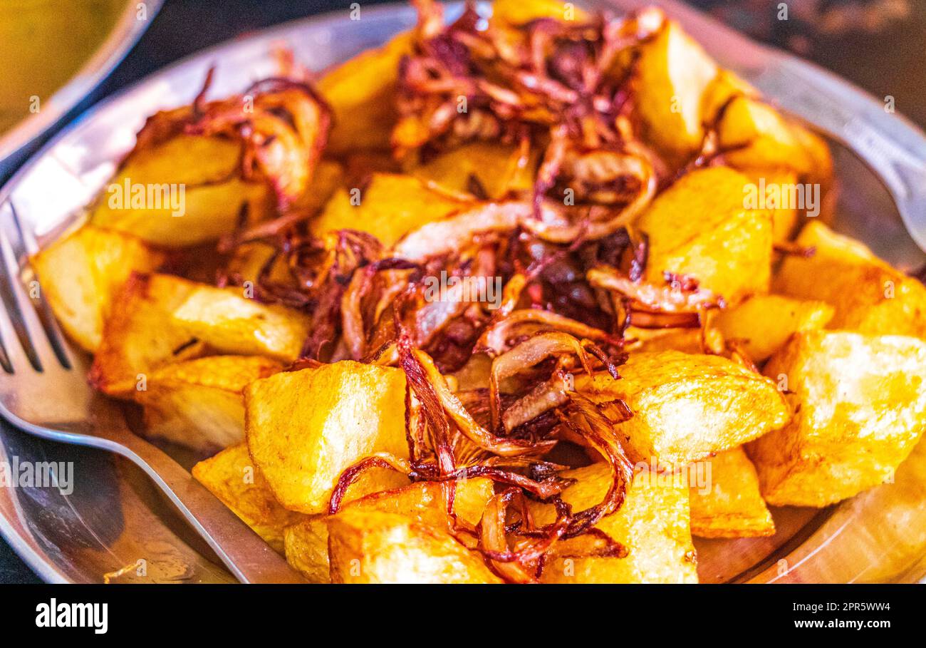 Typisch indisches Essen mit gebratenen Kartoffeln Aloo puri Curry India. Stockfoto