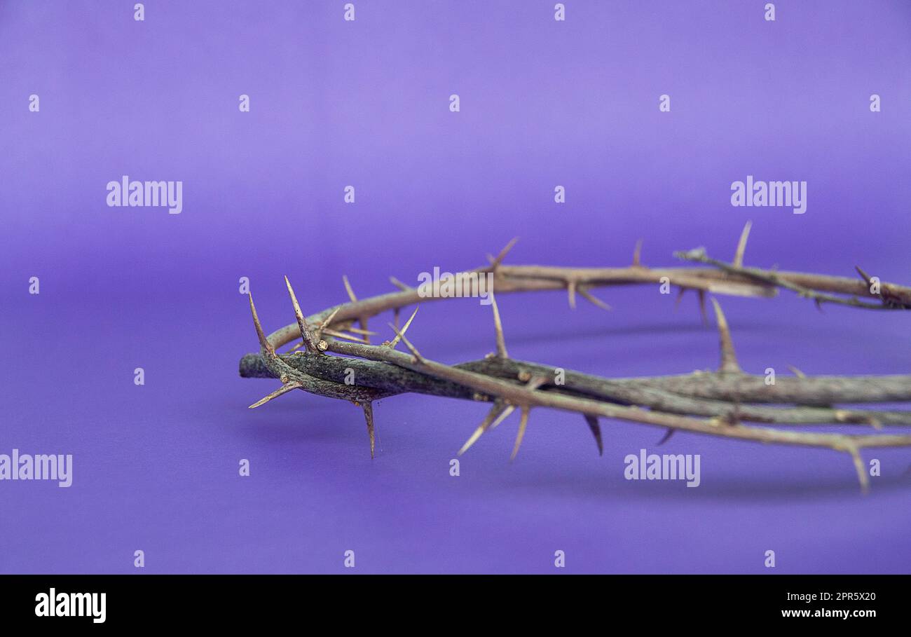Kopieren Sie Platz für christlichen Gebetstext oder Zitat mit Dornenkrone auf lila Hintergrund. Stockfoto