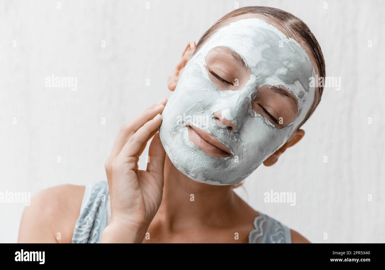 Hübsche Frau mit Clay Gesichtsmaske Stockfoto