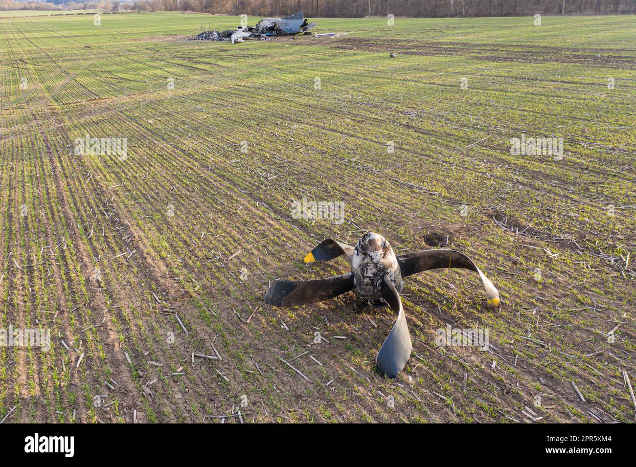 Flugzeugunglück an-26 auf dem Feld in der Ukraine, Propeller-Nahaufnahme Stockfoto