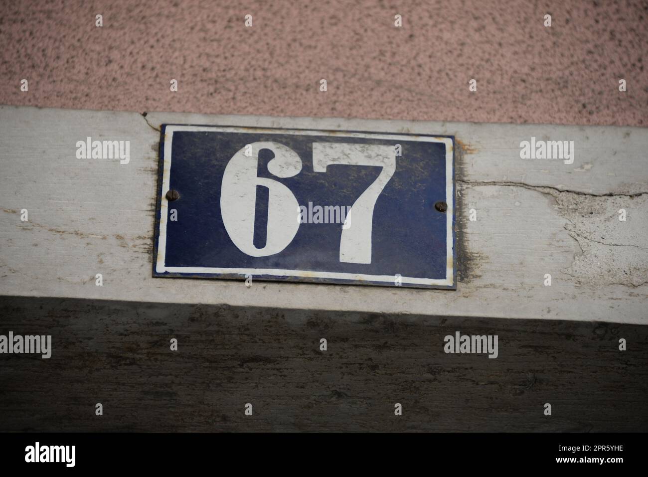 Nummer 67 auf einem Haus in Lissabon - Lisboa - der Hauptstadt Portugals, September 2018 Stockfoto