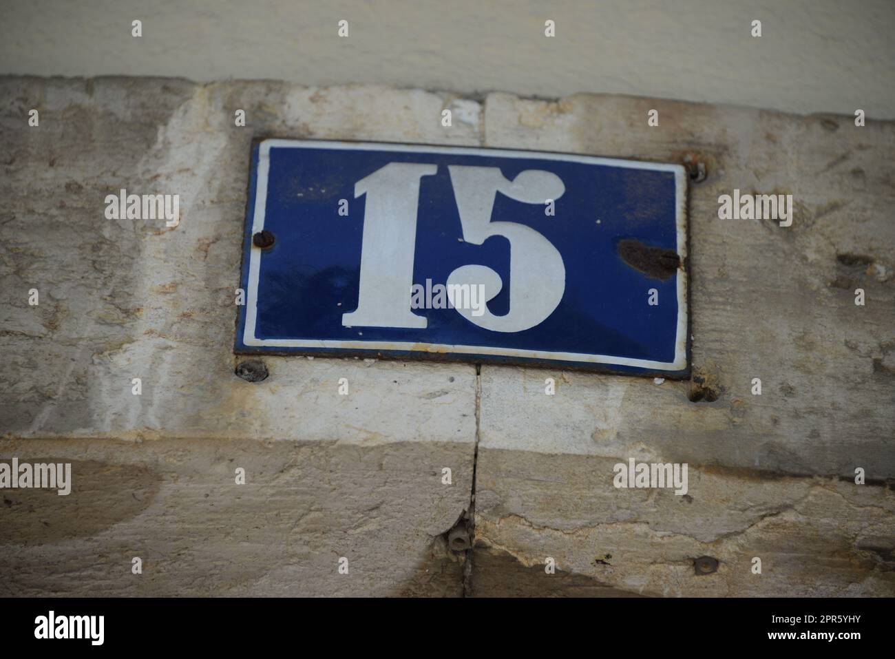 Nummer 15 auf einem Haus in Lissabon - Lisboa - der Hauptstadt Portugals, September 2018 Stockfoto