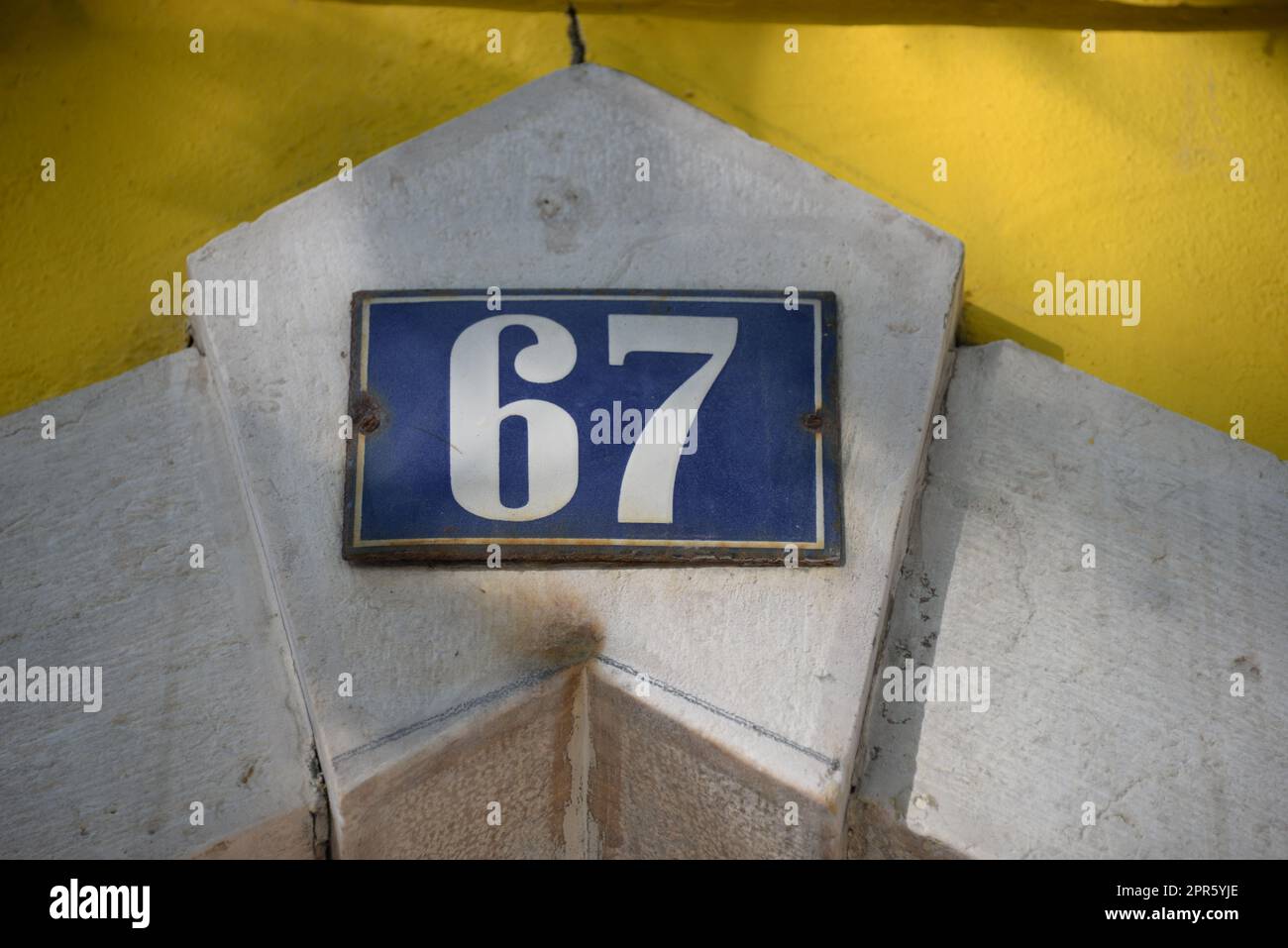 Nummer 67 auf einem Haus in Lissabon - Lisboa - der Hauptstadt Portugals, September 2018 Stockfoto
