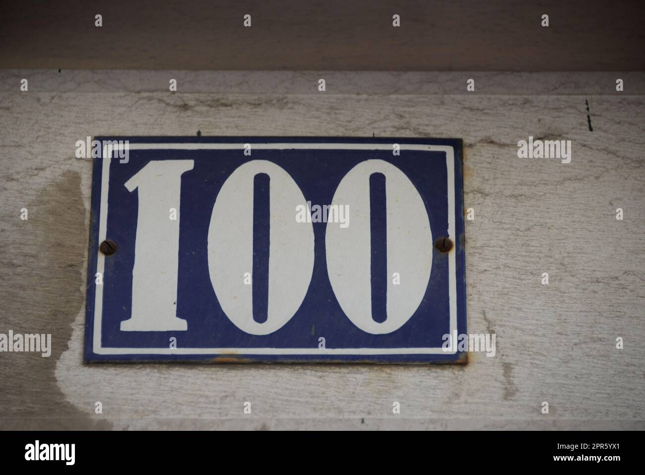 Nummer 100 auf einem Haus in Lissabon - Lisboa - der Hauptstadt Portugals, September 2018 Stockfoto
