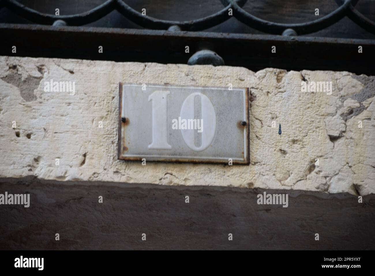 Nummer 10 auf einem Haus in Lissabon - Lisboa - der Hauptstadt Portugals, September 2018 Stockfoto