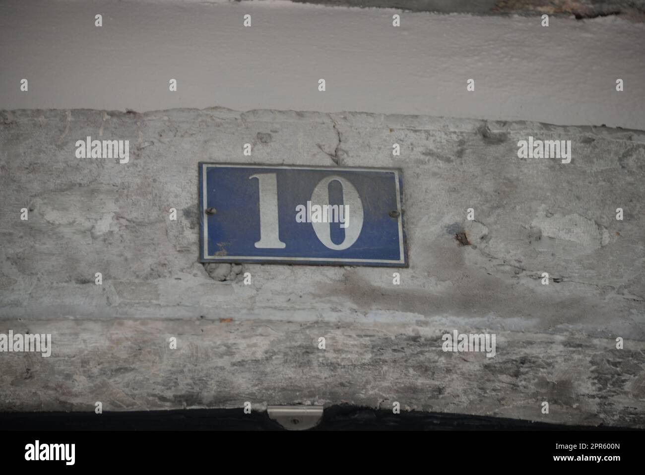 Nummer 10 auf einem Haus in Lissabon - Lisboa - der Hauptstadt Portugals, September 2018 Stockfoto