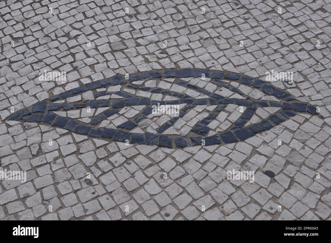 Kopfsteinpflaster in den Straßen von Lissabon - Lisboa -, der Hauptstadt Portugals, September 2018 Stockfoto