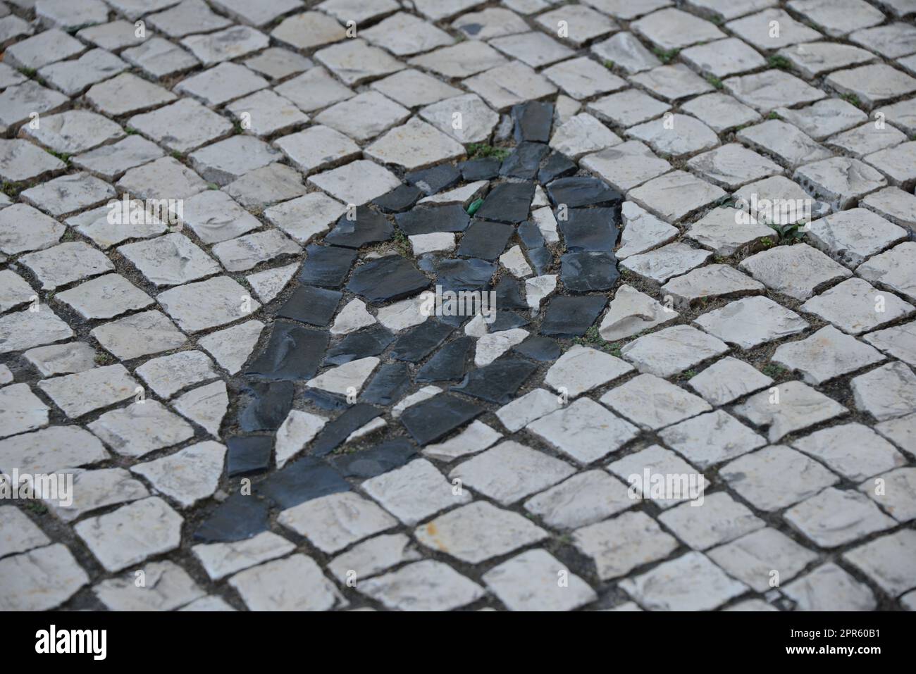Kopfsteinpflaster in den Straßen von Lissabon - Lisboa -, der Hauptstadt Portugals, September 2018 Stockfoto