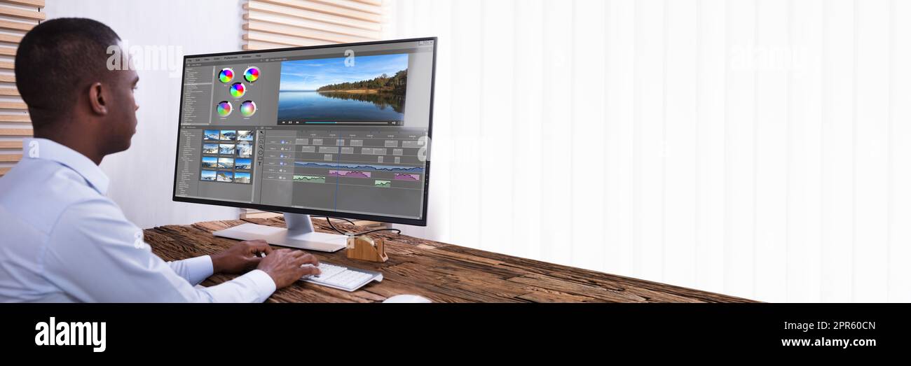 Ein Geschäftsmann, Der Das Video Am Computer Bearbeitet Stockfoto