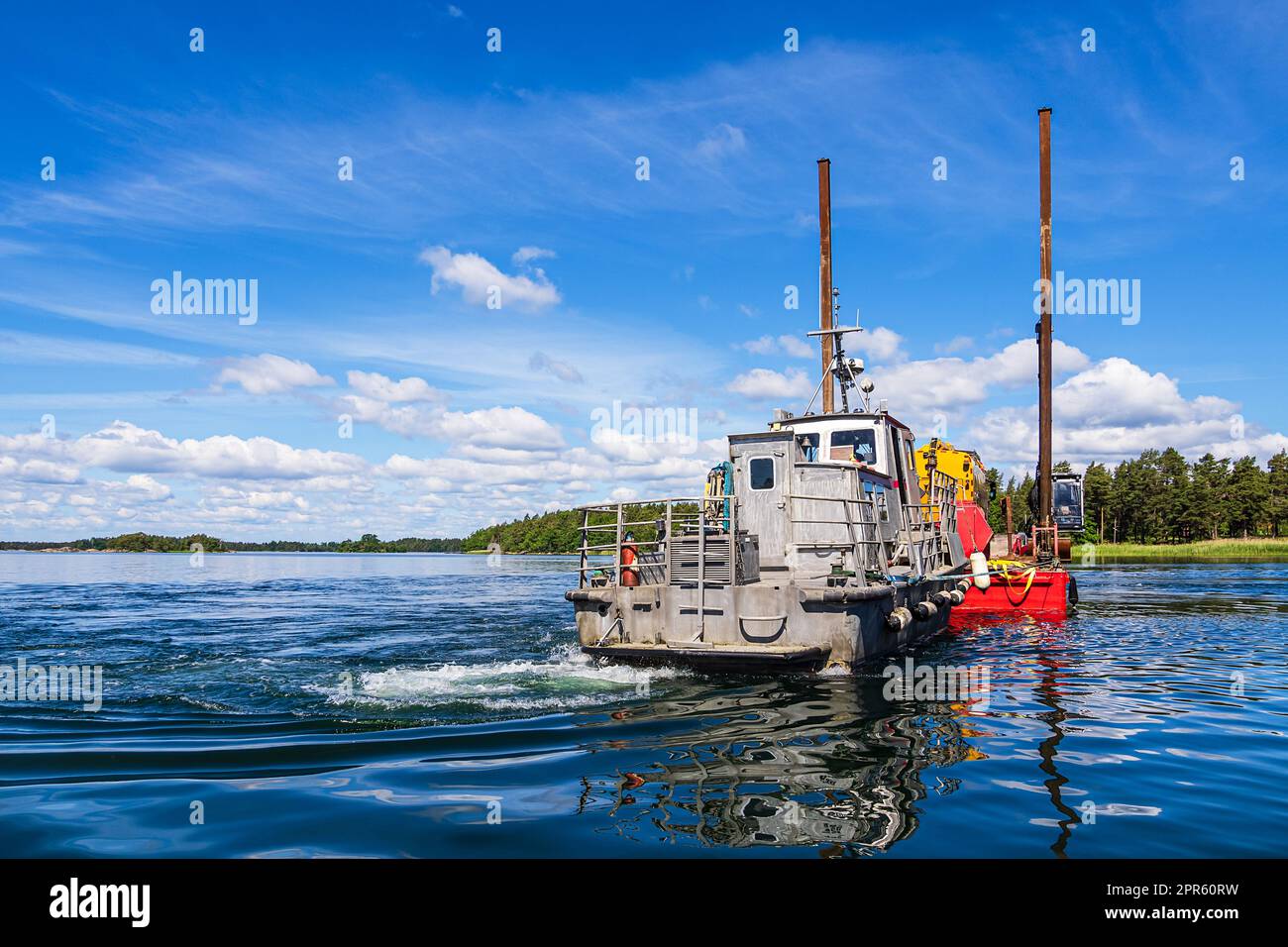 Ostseeküste mit Schiff auf der Insel Hasselö in Schweden Stockfoto