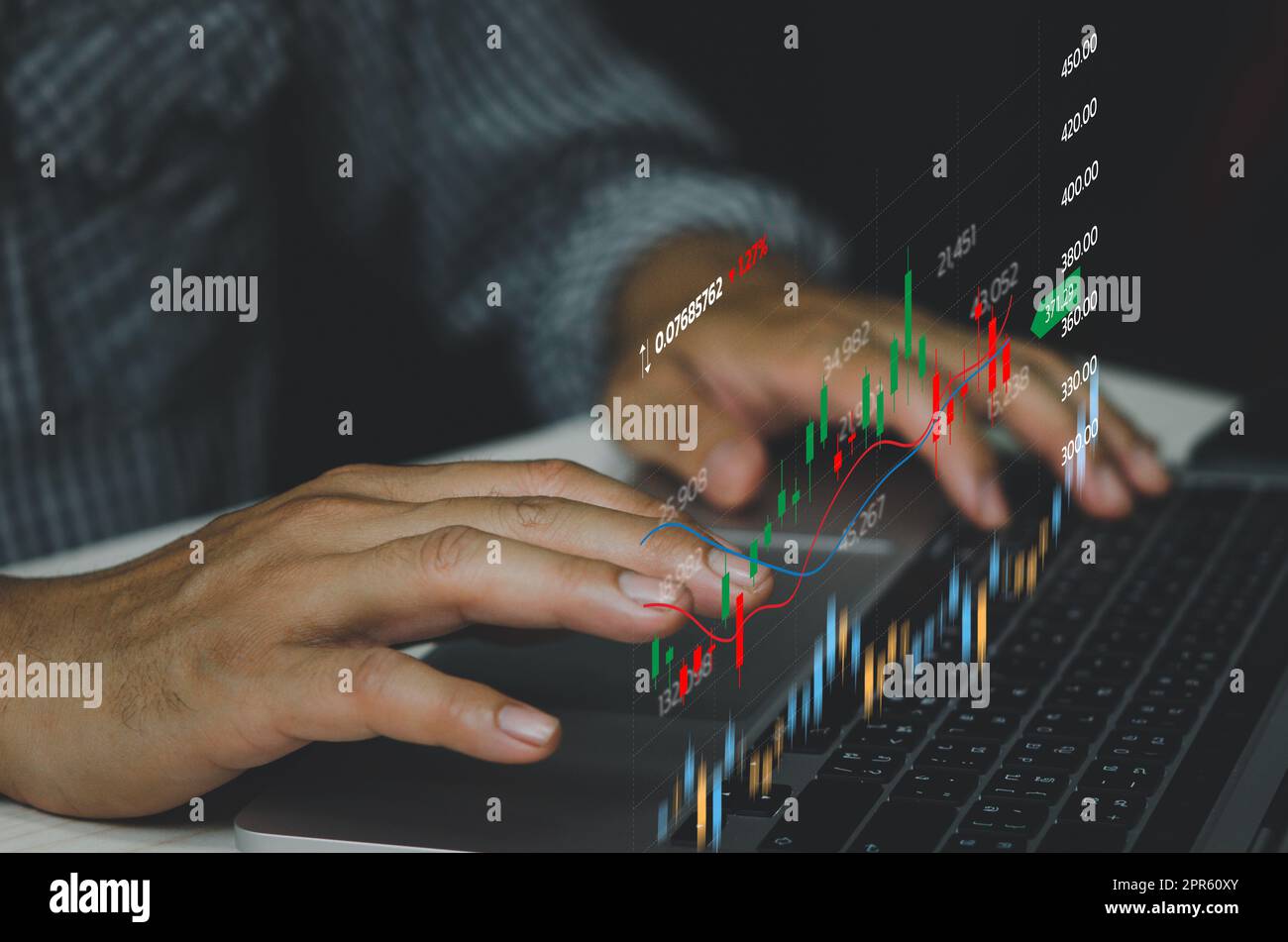 Business man Analyse Aktienmarkt Candlestick und wirtschaftliche finanzielle Investitionen Grafiken auf Laptop-Computer. Stockfoto