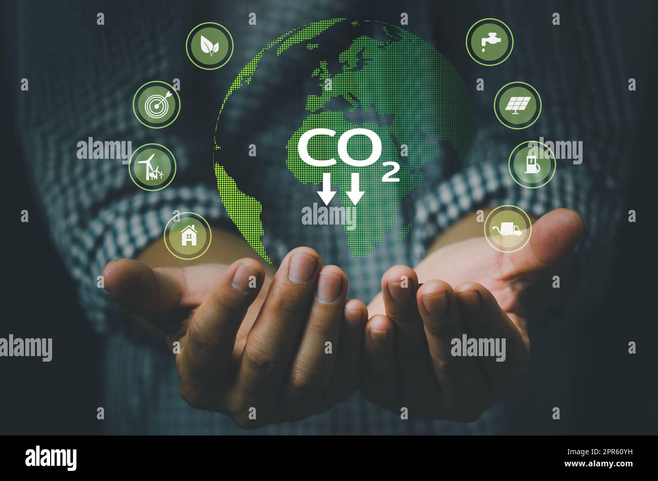 Green Globe Hand CO2-Emissionen und Umweltschutz, die Zukunft nutzt die Technologie der Ressourcen, um die Verschmutzung zu reduzieren. Stockfoto
