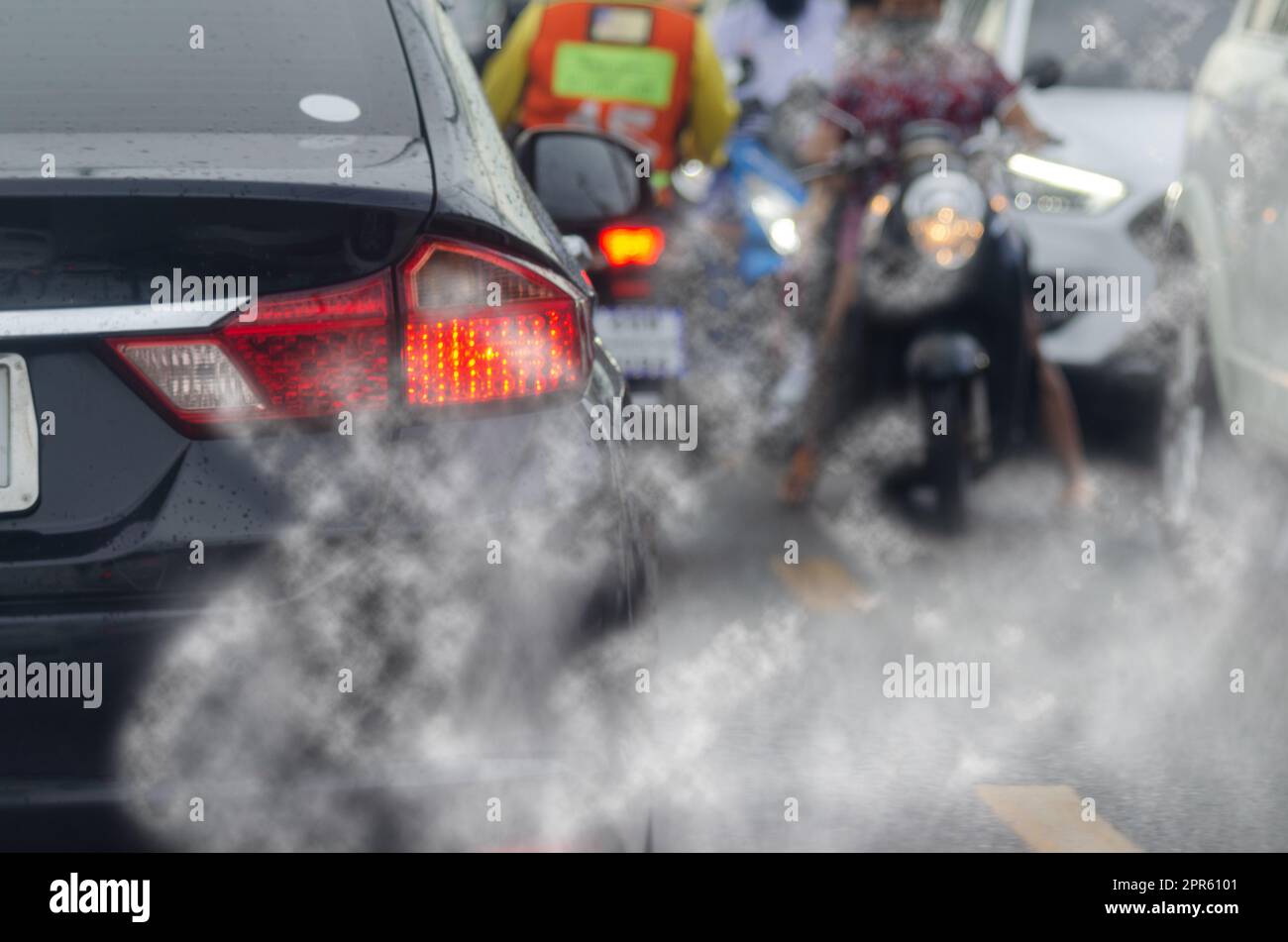 Rauchverschmutzung durch Auspuffrohre von Autos, Staus auf den Straßen zur Hauptverkehrszeit. Stockfoto