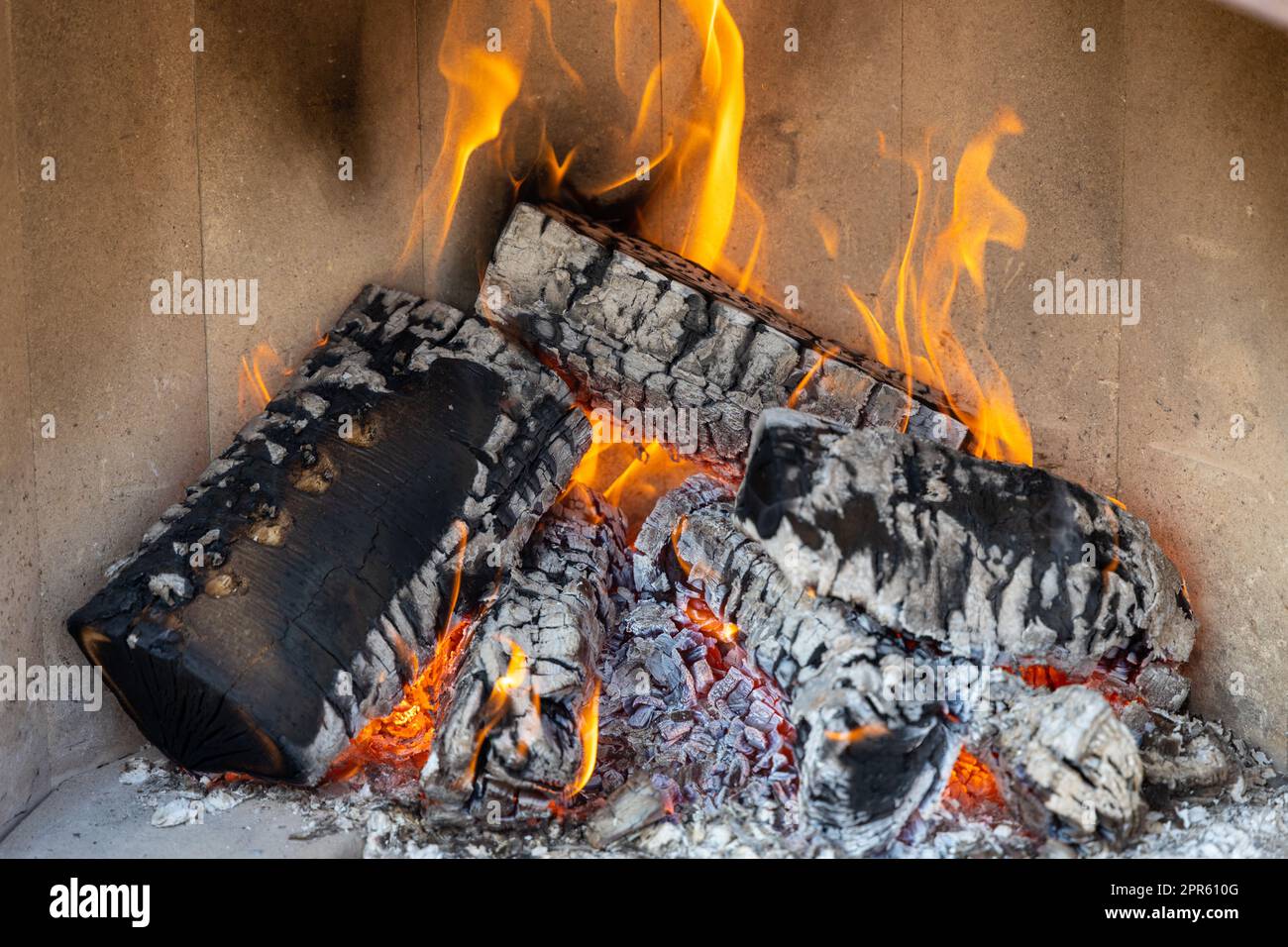 Brennendes Holz in einem Kamin mit viel Glut Stockfoto
