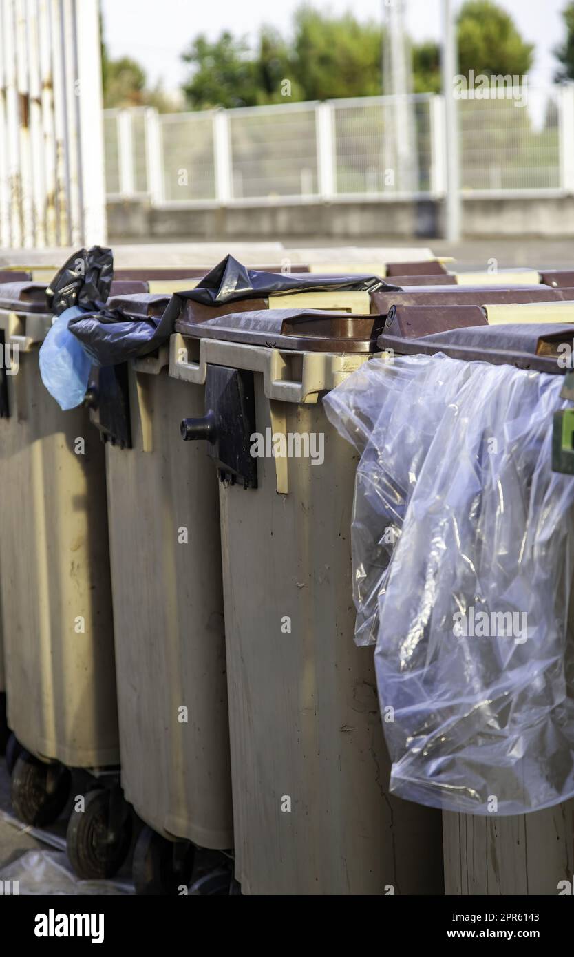 Behälter mit Müllsäcken Stockfoto