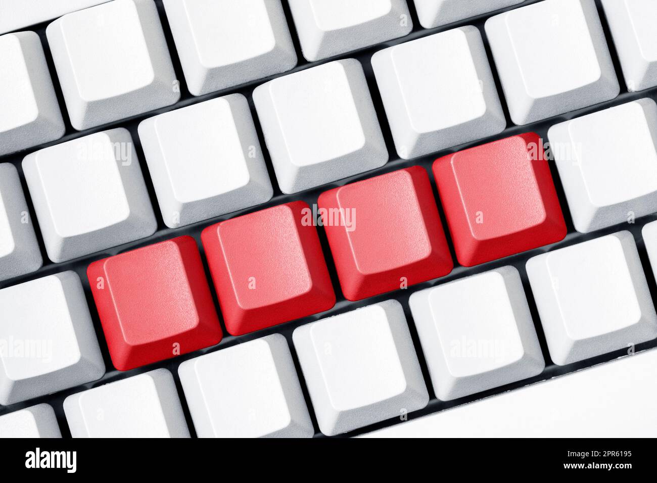 Vier leere rote Tasten auf der Nahaufnahme der weißen Tastatur Stockfoto