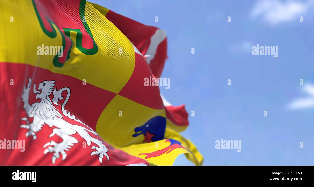 Die Flagge der Auvergne-Rhone-Alpen, die an einem klaren Tag fliegt. Stockfoto