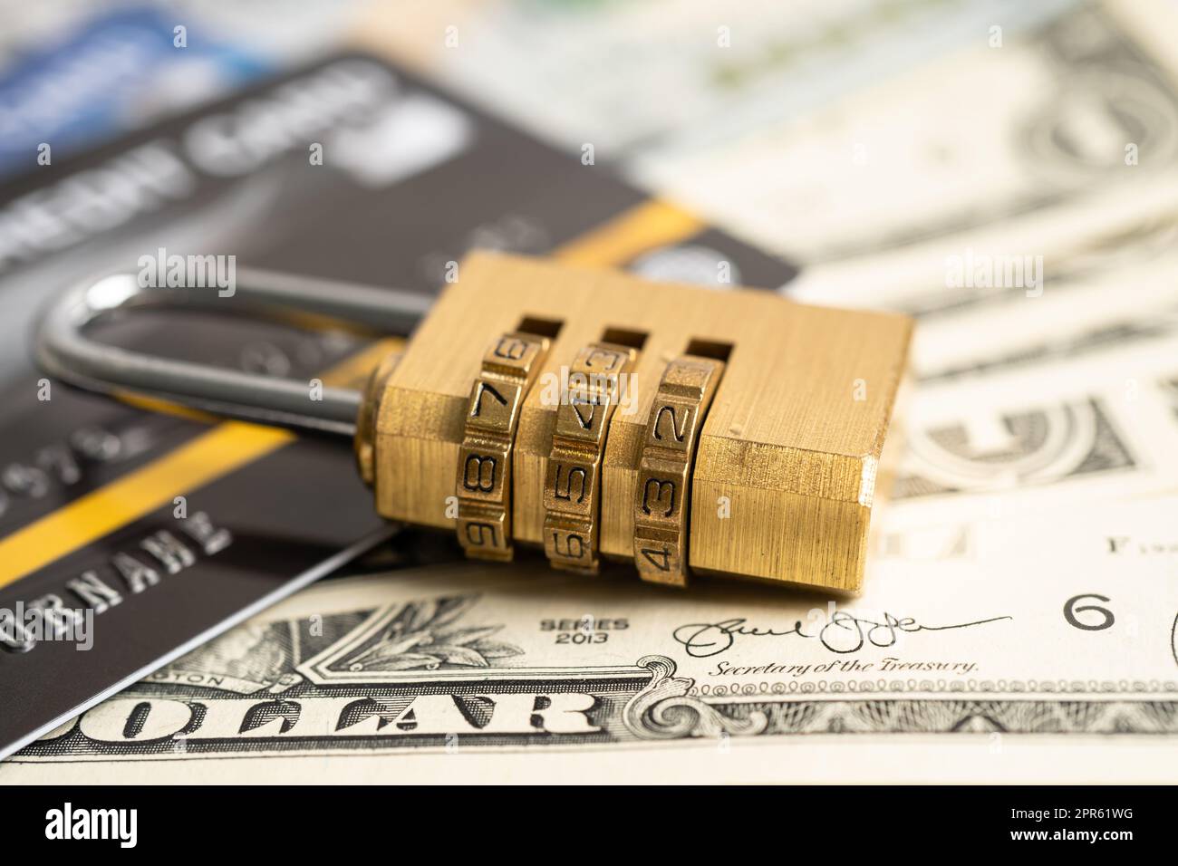 Kreditkarte mit Passwort-Schlüsselschloss Sicherheit auf US-Dollar Hintergrund. Stockfoto