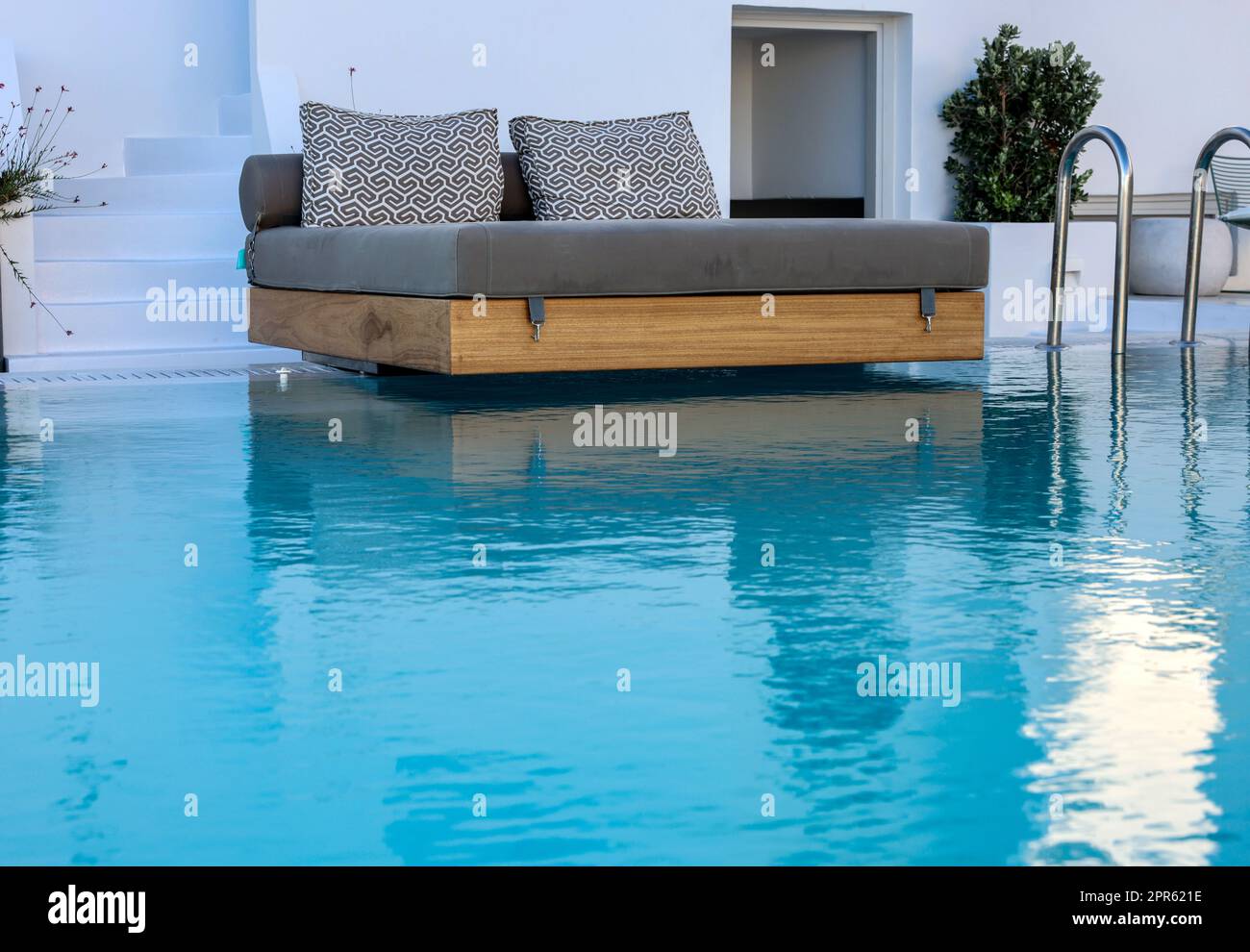 Ein breites Bett am Pool, der perfekte Ort für einen erholsamen Urlaub Stockfoto