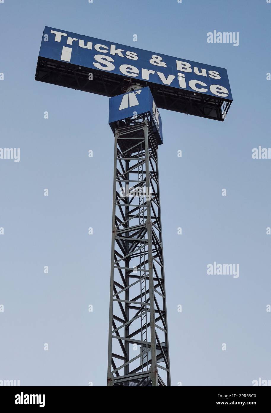 LKW und Bus Service Schild Stange über blauen Himmel. Stockfoto