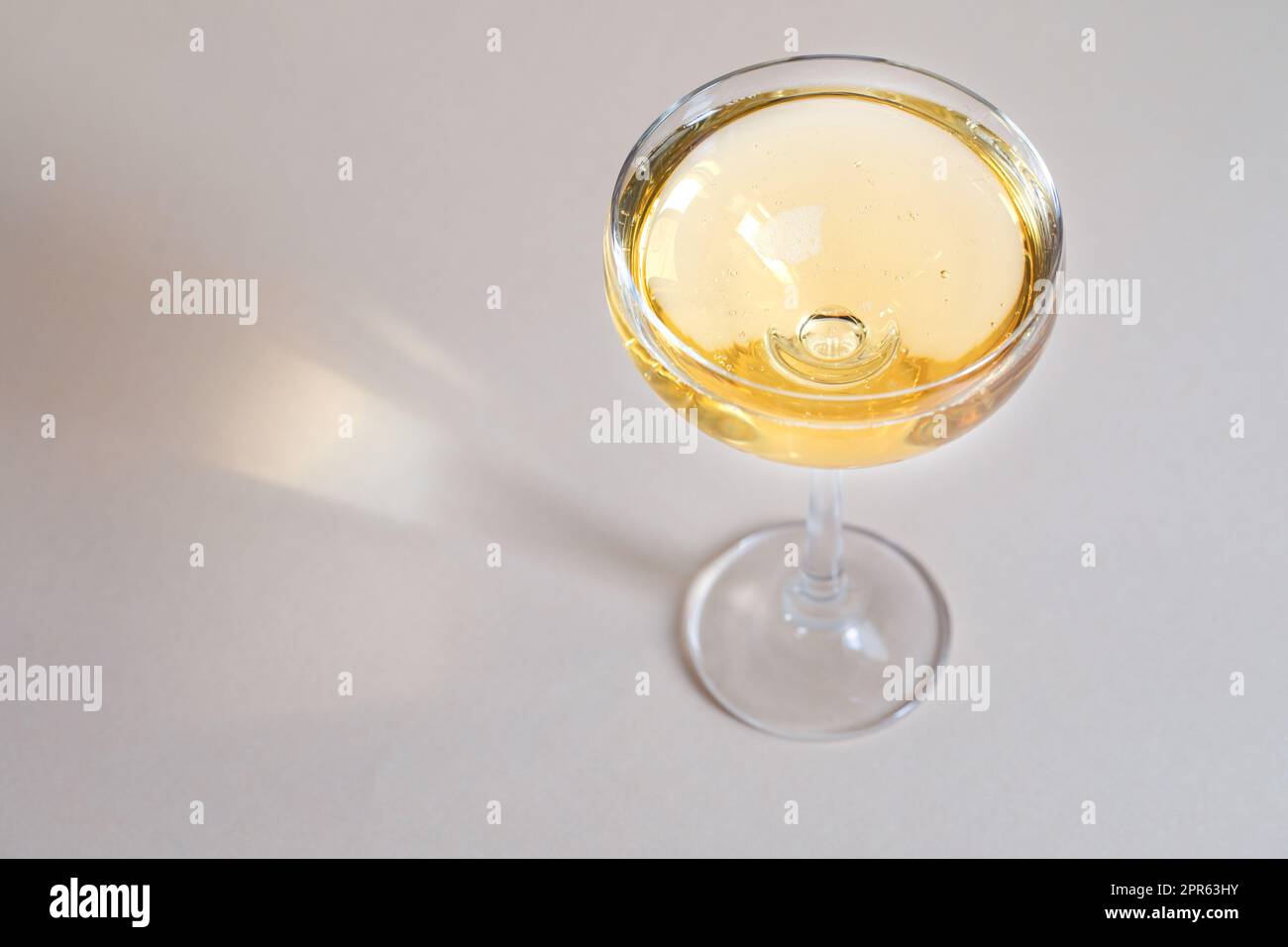 Ein Glas Champagner, eine Geschenkbox und ein Fichtenzweig. Weihnachten, Neujahr Stockfoto