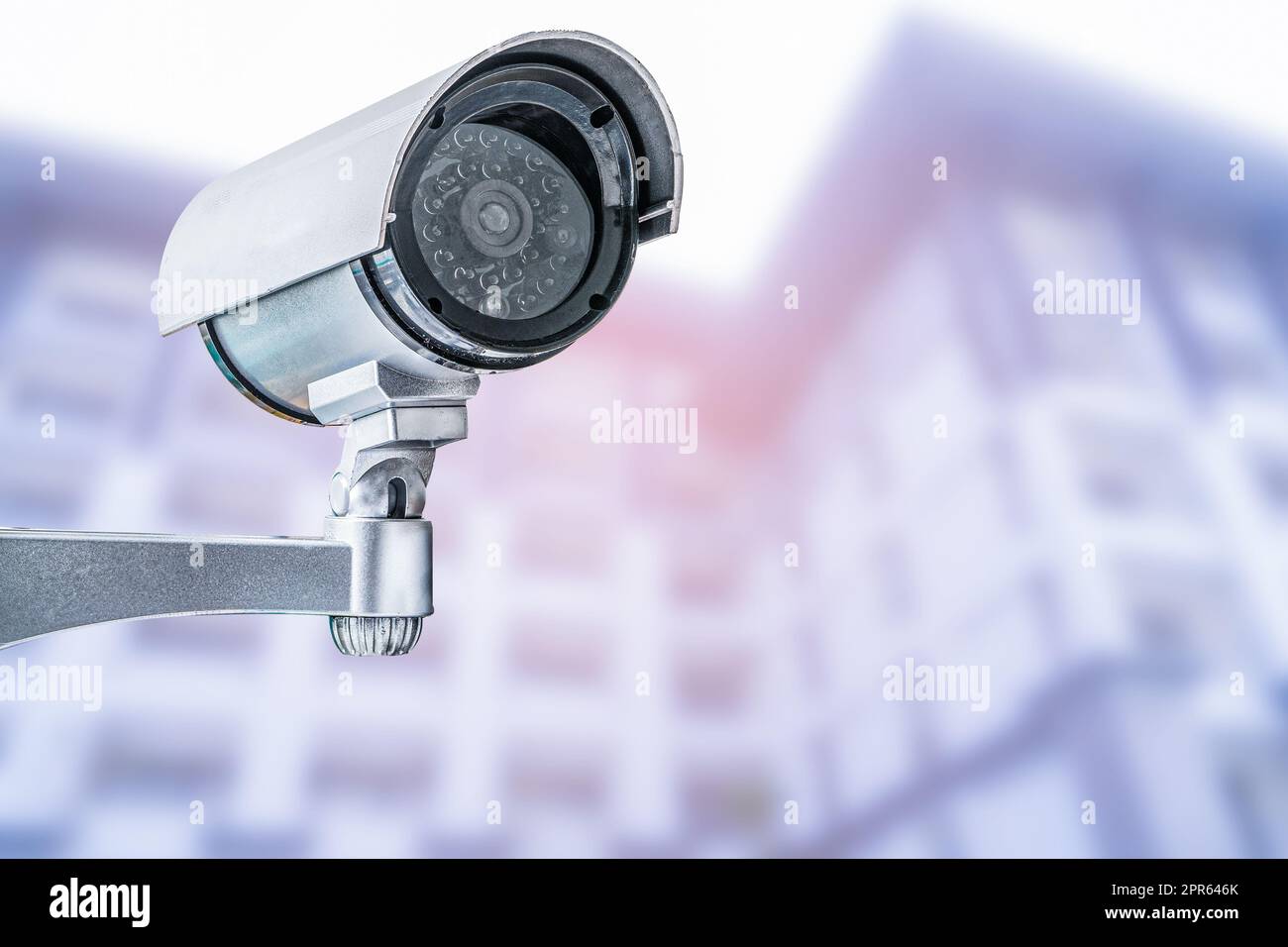 CCTV-Kamera mit geschlossenem Stromkreis, TV-Überwachung im modernen Bürogebäude, Sicherheitskonzept. Stockfoto