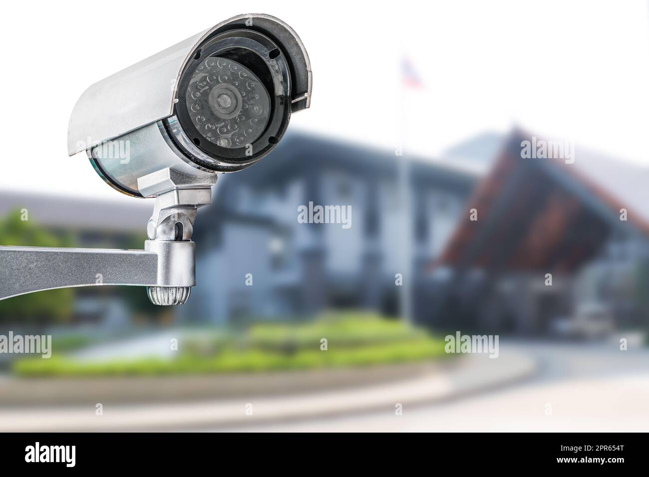 CCTV-Kamera mit geschlossenem Stromkreis, TV-Überwachung im modernen Bürogebäude, Sicherheitskonzept. Stockfoto