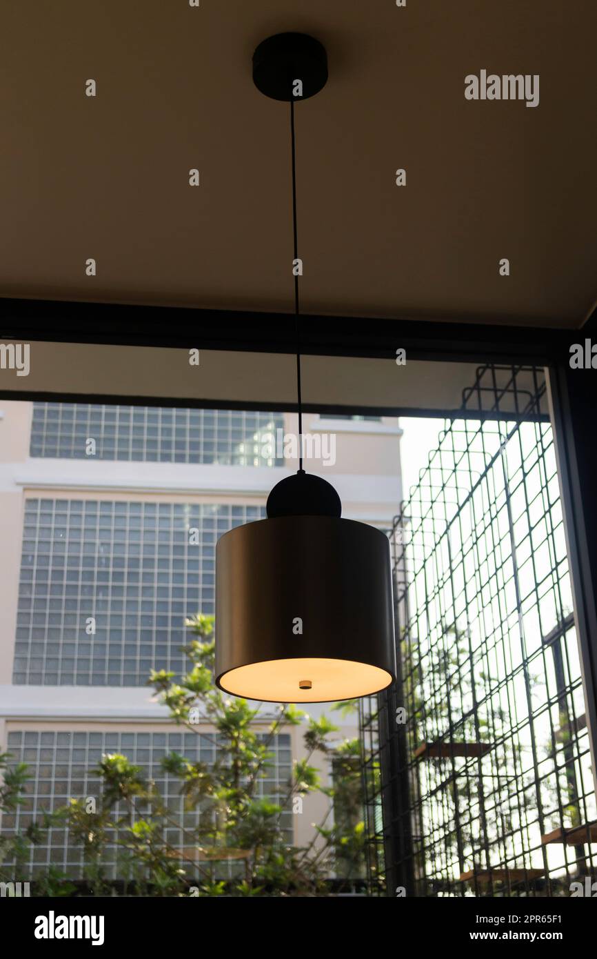Café-Bar im Loft-Stil mit Innenausstattung Stockfoto