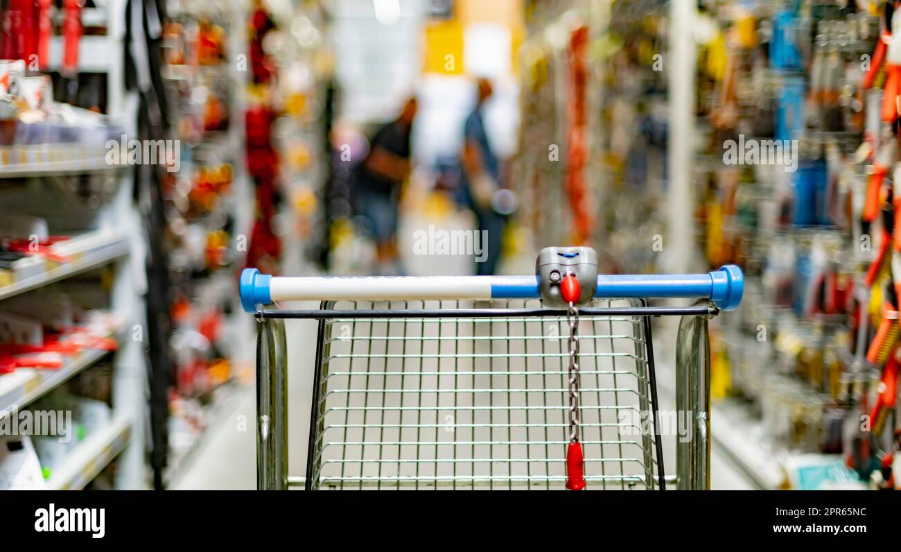 Ein Einkaufswagen in einem Baumarkt Stockfoto