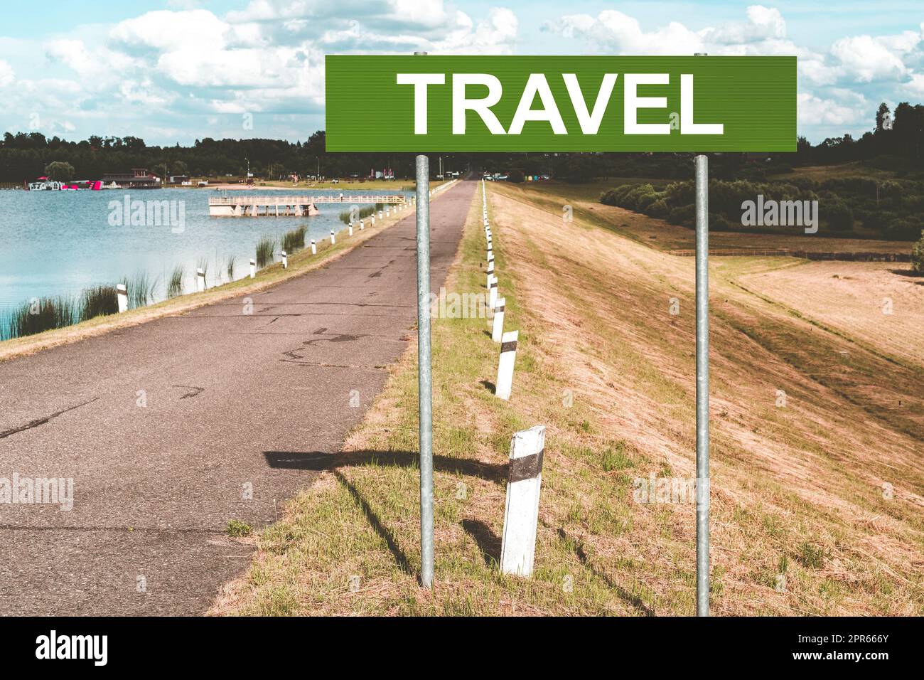 Verkehrszeichen mit der Aufschrift „REISE“ Stockfoto