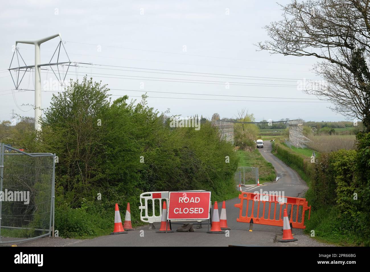 April 2023 - die Straße ist während der Installation von Stromkabeln im Rahmen des Anschlussprojekts für das Kernkraftwerk Hinkley Point in Sandford, Somerset, Stockfoto