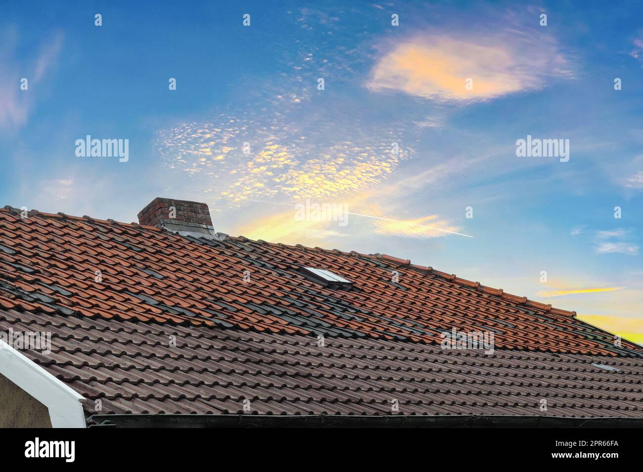 Dachfenster im Velux-Stil mit dunklen Dachziegeln. Stockfoto