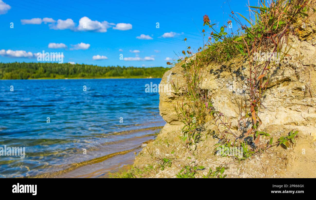 Schöner Steinbruch See Ausbaggerteich See blaues türkisfarbenes Wasser Deutschland. Stockfoto