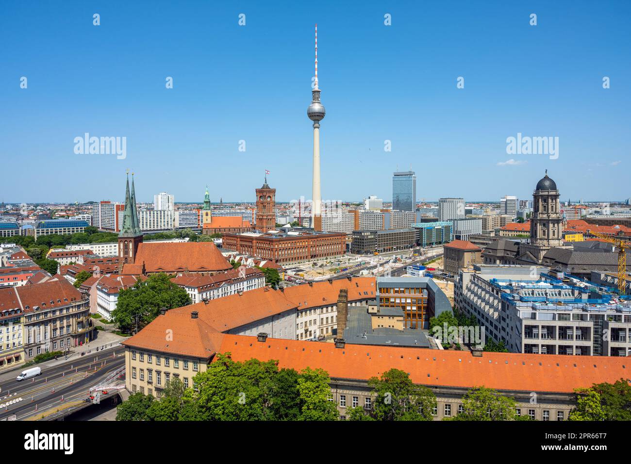 Berlin Mitte an einem sonnigen Tag mit dem berühmten Fernsehturm und dem Rathaus Stockfoto