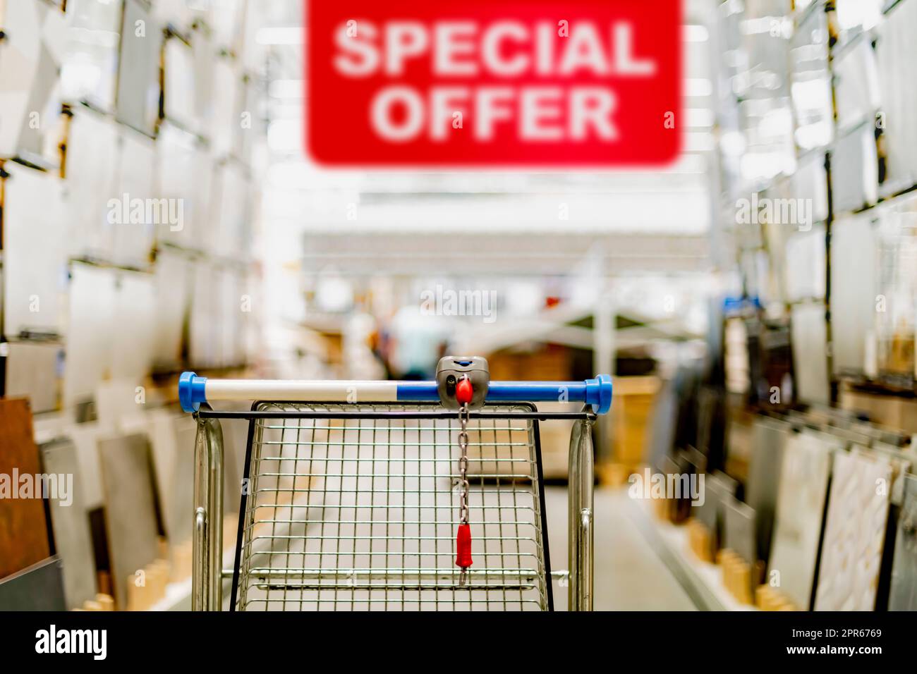 Ein Einkaufswagen in einem Baumarkt Stockfoto