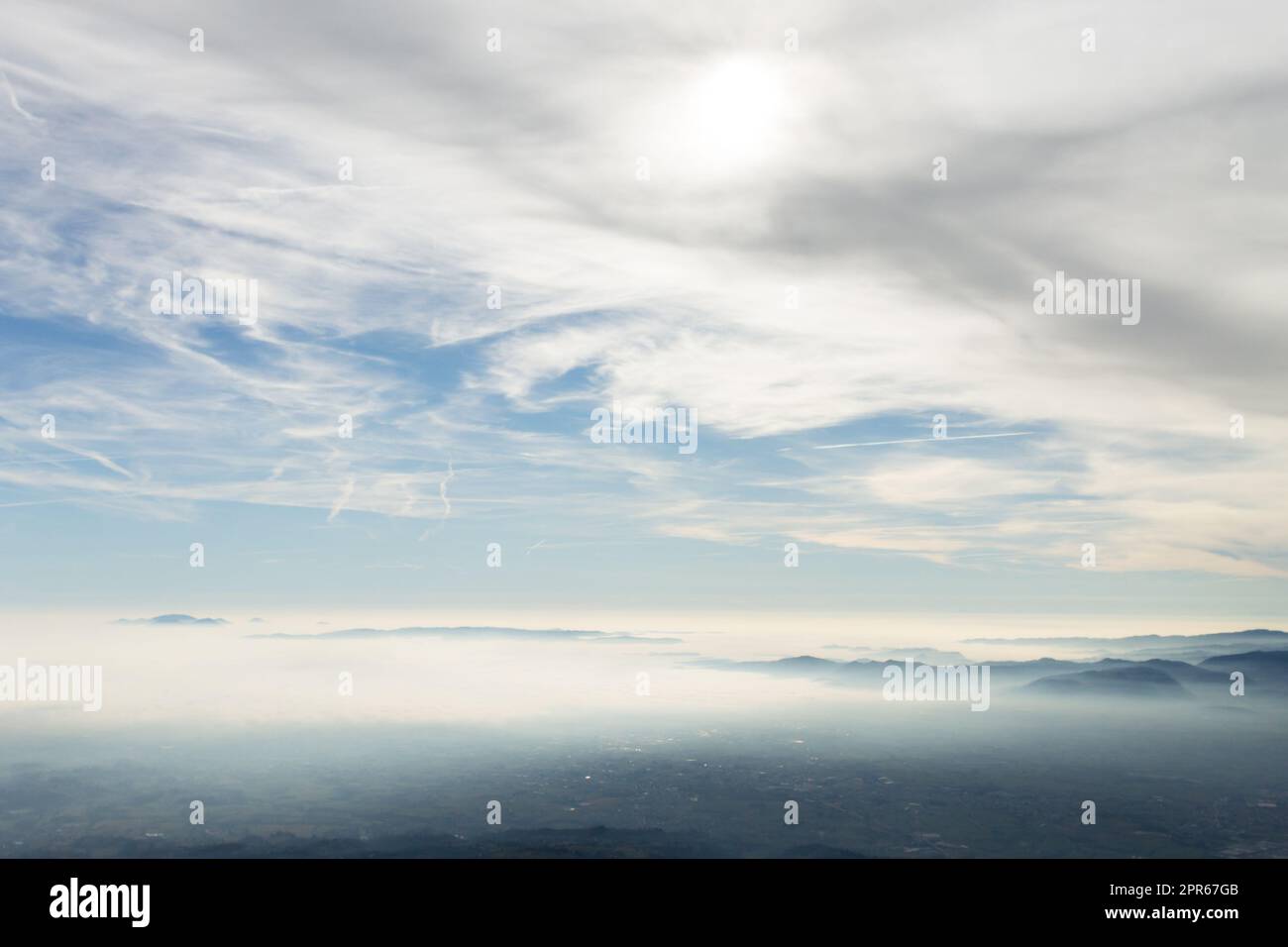 Himmel mit Wolken über nebiger Ebene Stockfoto