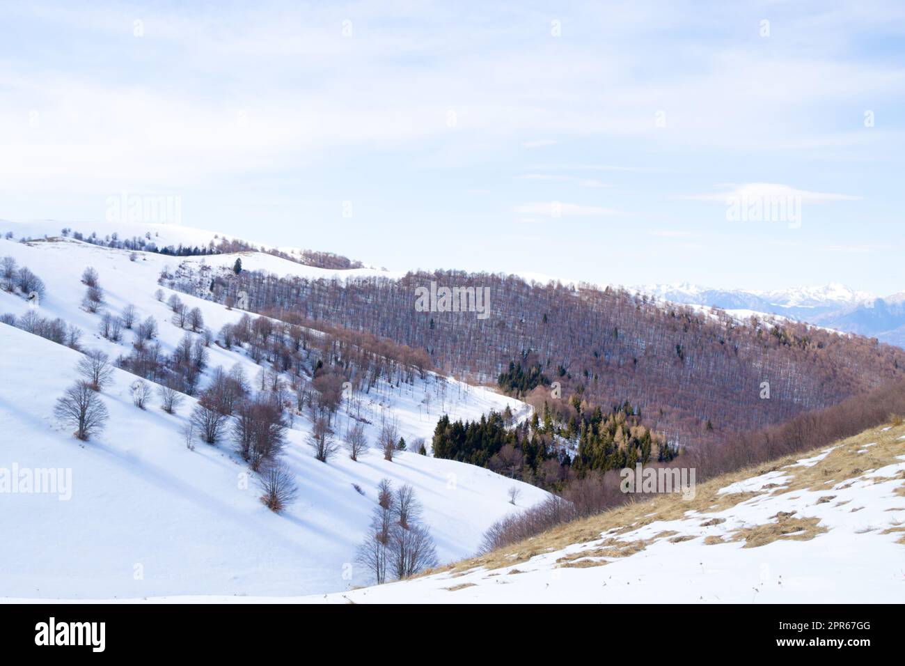 Winterlandschaft mit Schnee aus den Alpen Stockfoto