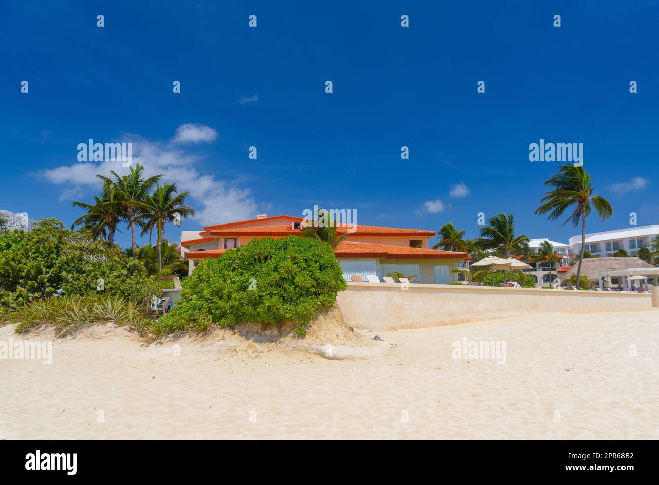 Wunderschöne Villa am Sandstrand in Playa del Carmen, Mexiko Stockfoto