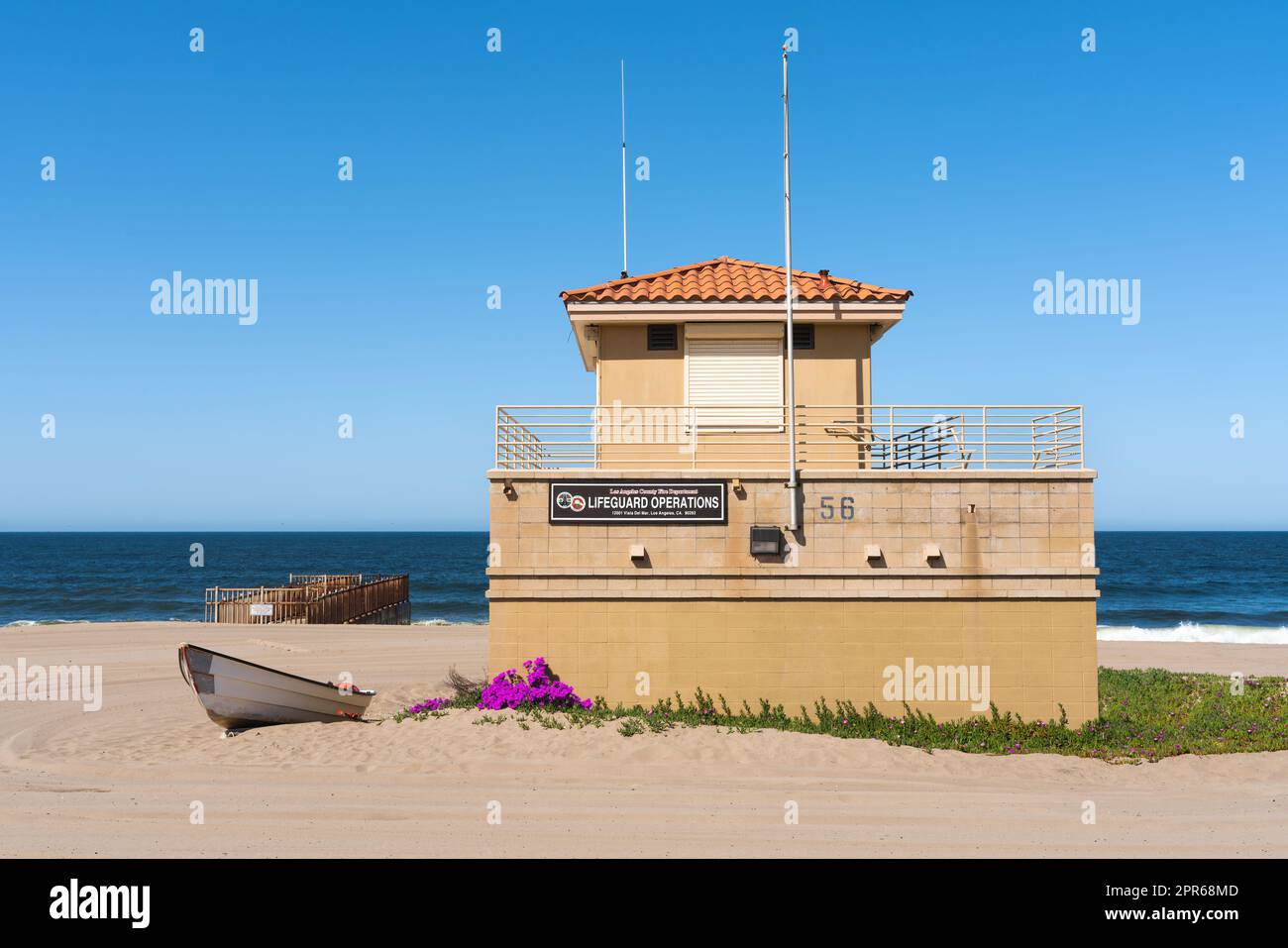 DOCKWEILER STATE BEACH, LOS ANGELES COUNTY, KALIFORNIEN, USA - 19. APRIL 2023: Lifeguard Tower am Dockweiler Beach in Los Angeles in der Nähe des Flughafens LAX. Stockfoto