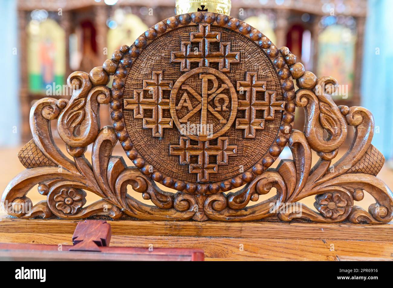 holzdekoration in der kirche Stockfoto