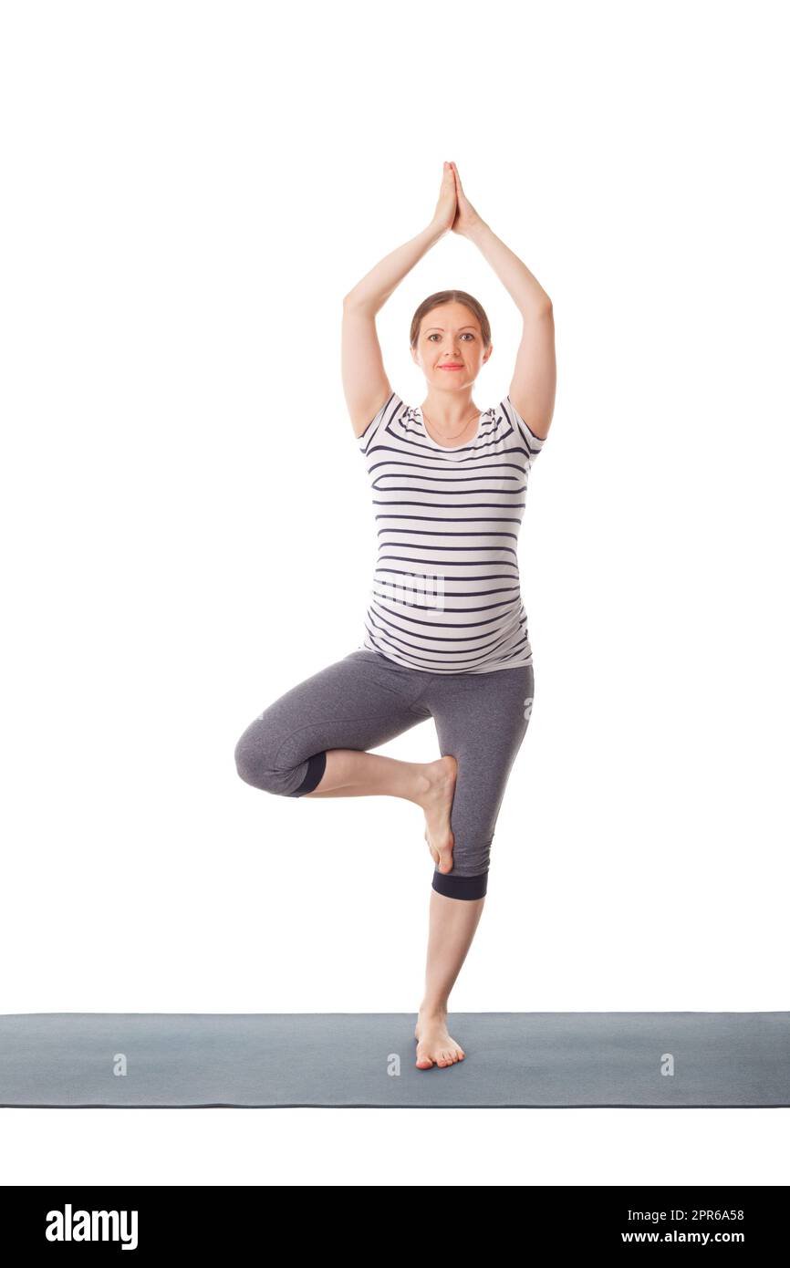 Schwanger Frau tun Yoga Asana Vrikshasana Stockfoto
