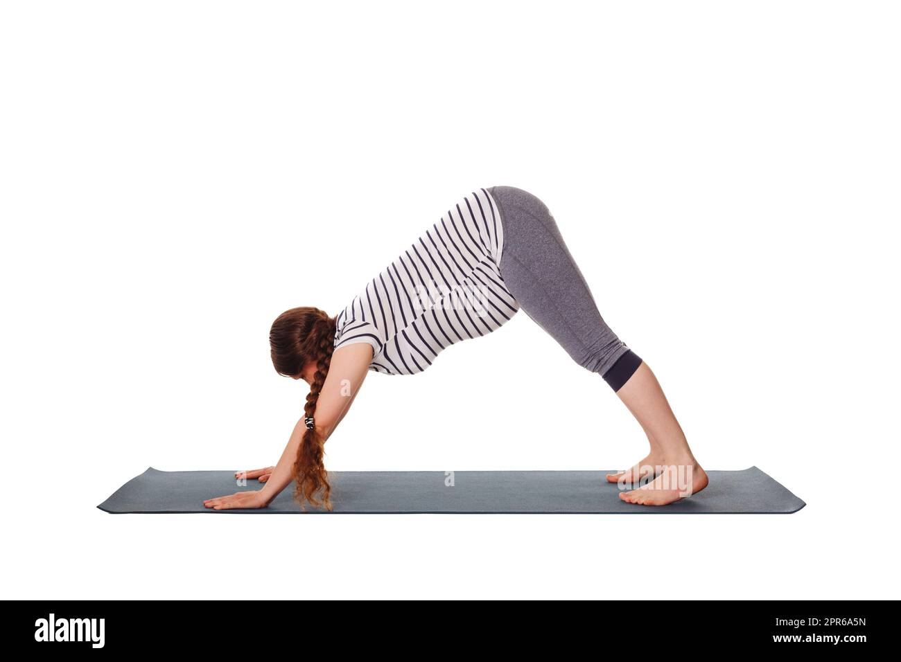 Schwangere, die Yoga Asana macht Adho mukha svanasana Stockfoto