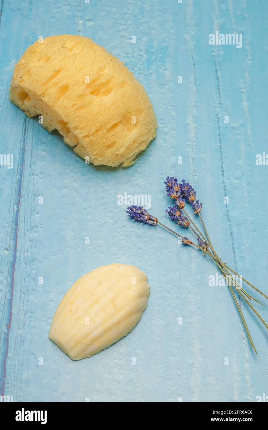 Badekugel, Lavendelblumen und Badeschwamm Stockfoto
