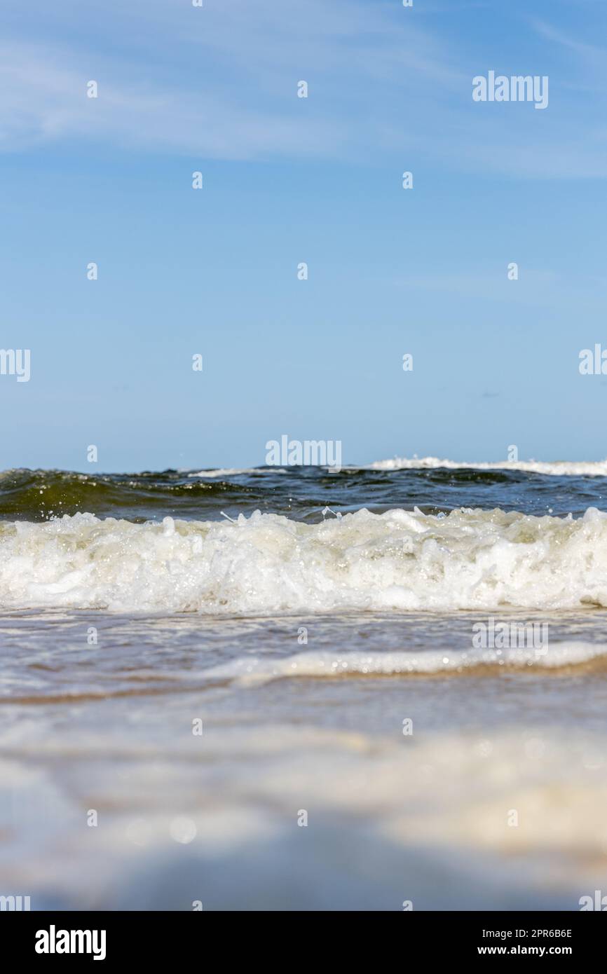 Hohe und gefährliche Wellen am Strand von Zempin auf der Insel Usedom an einem wunderschönen Tag Stockfoto