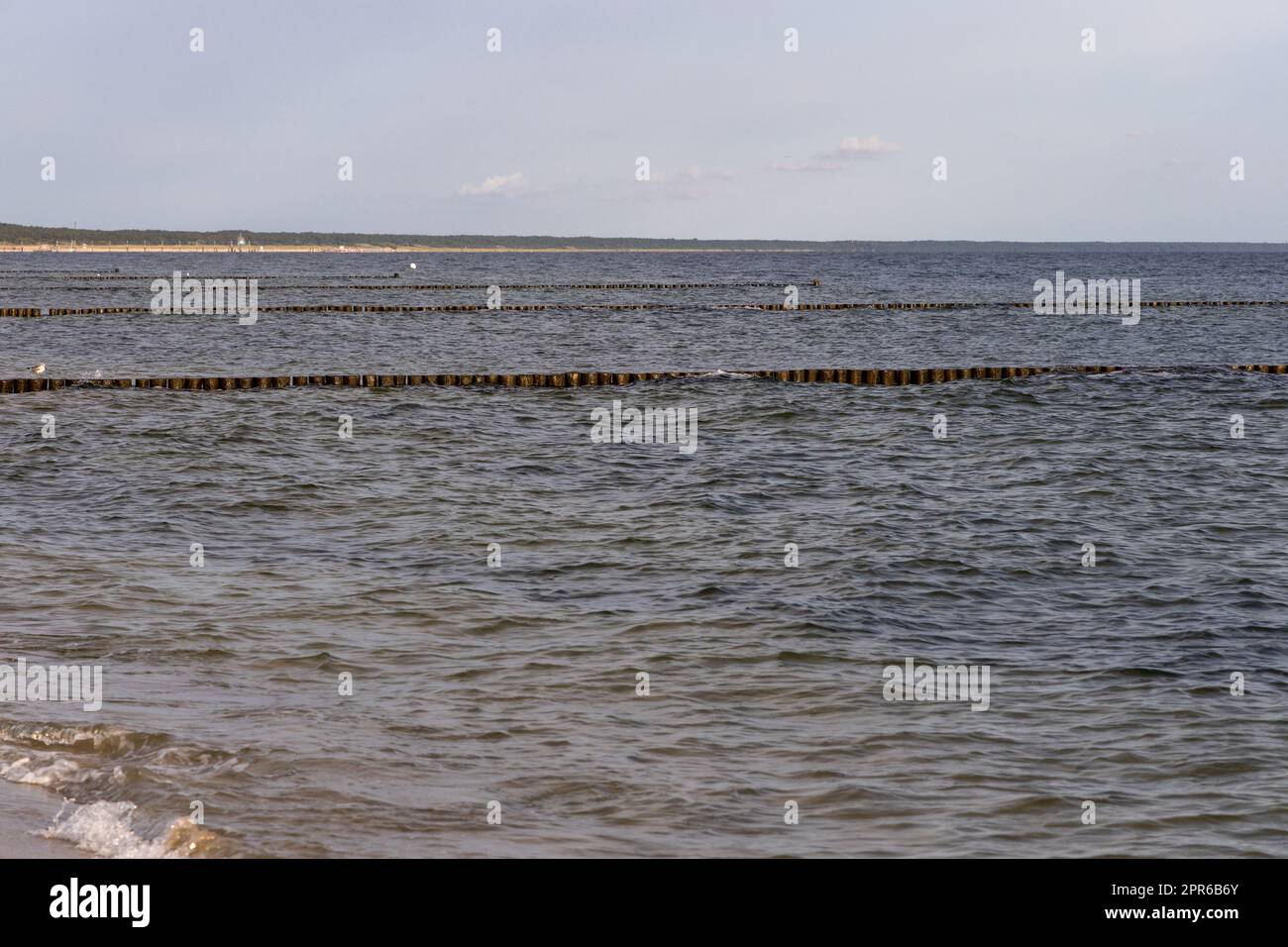 Wellen am Strand von Zempin auf der Insel Usedom an einem wunderschönen Tag Stockfoto