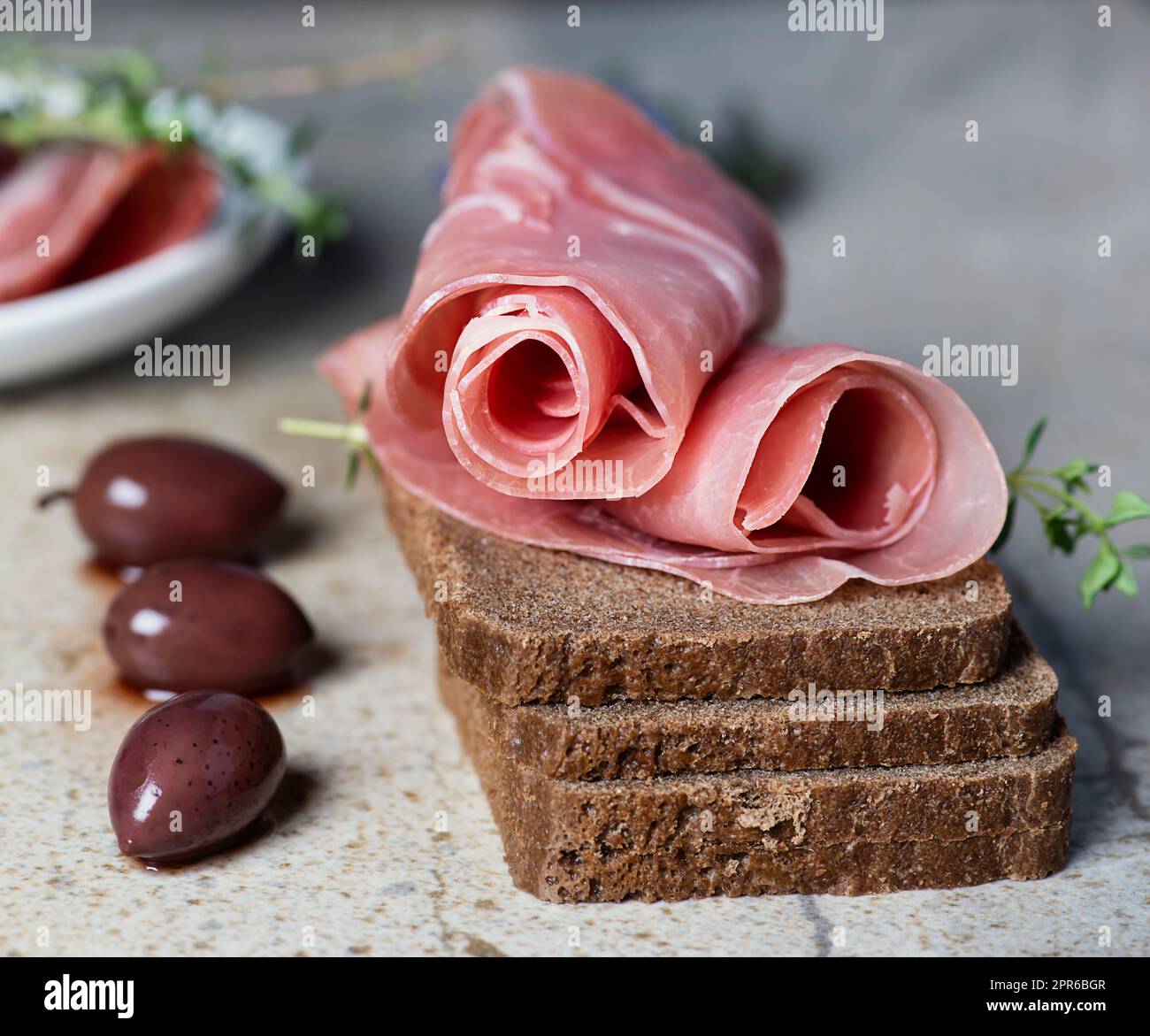 Roggenbrot, kalter Schnitt und Oliven Stockfoto