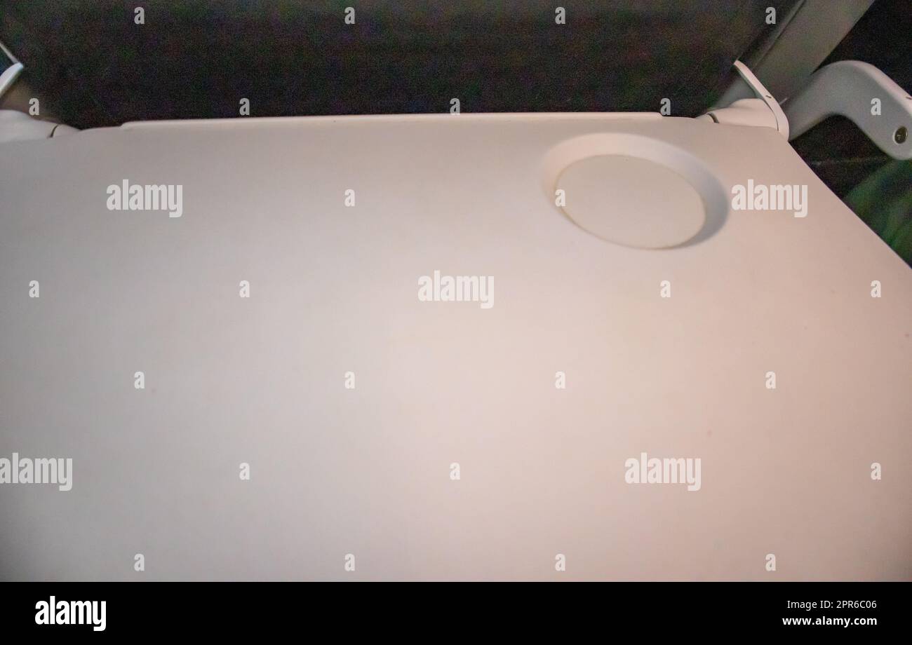 Nahaufnahme eines offenen Tisches für Speisen in der Kabine, Draufsicht. Das Konzept bequemer Flüge und Reisen Stockfoto